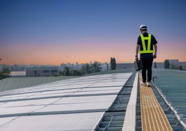 inspector examination of photovoltaic modules usin 2024 04 15 18 17 19 utc Inicio