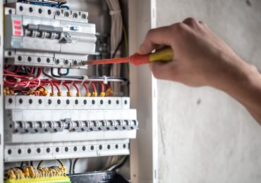 man an electrical technician working in a switchb 2023 11 27 05 10 00 utc Inicio